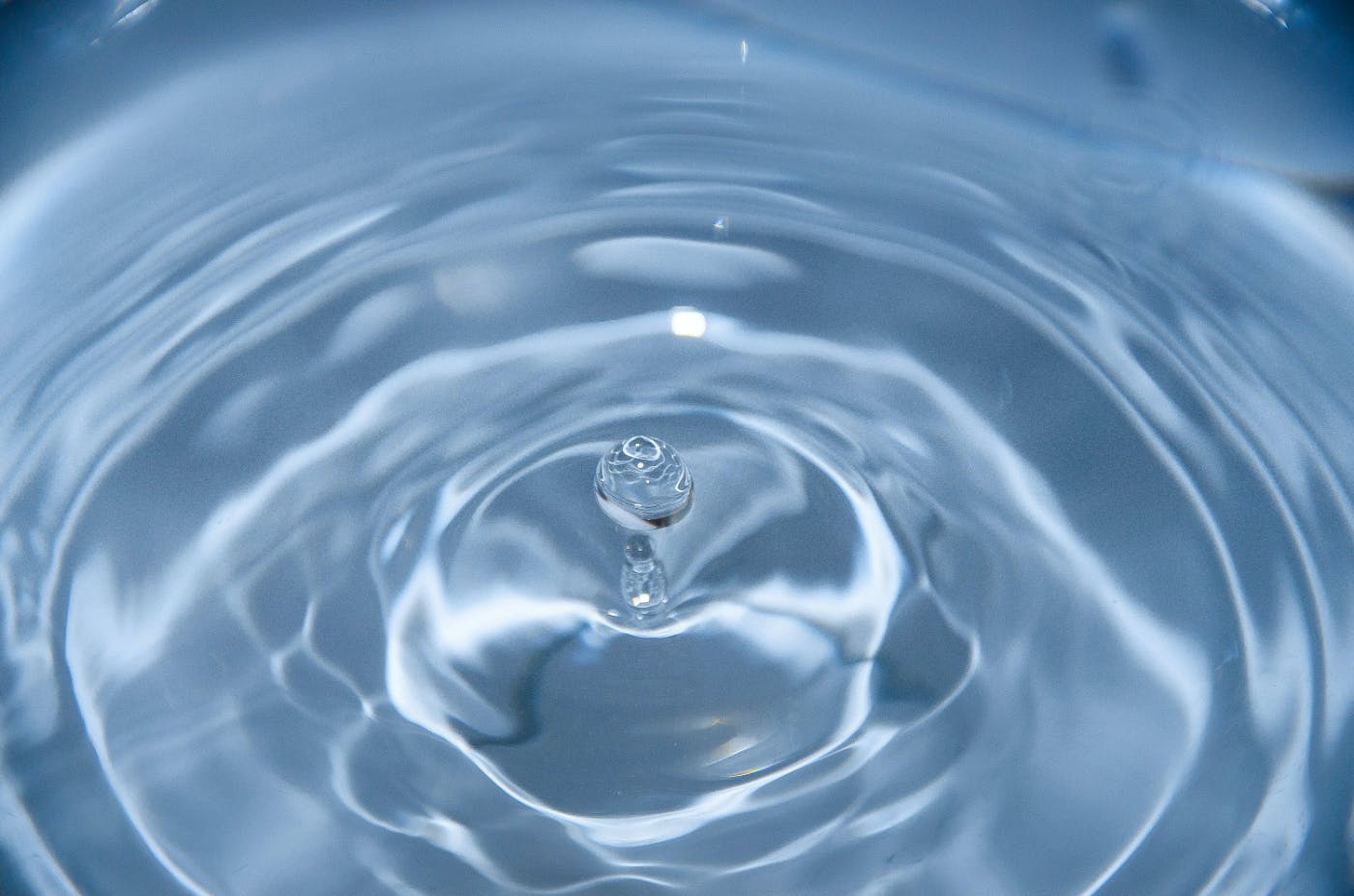 https://cdn.aisys.pro/stories/ai-tech-and-its-secret-water-footprint.jpg